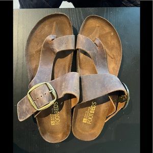 Brown sandals with White Mountain Footbeds. Size 9, W.